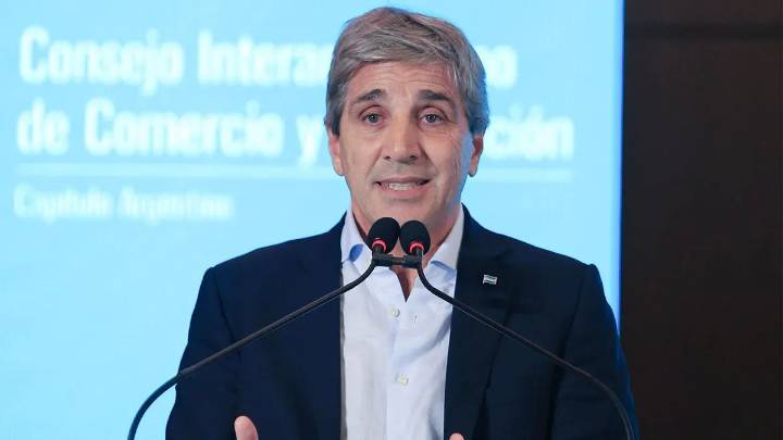 Caputo enfrenta hoy el último pago del año al FMI y se prepara para salir a los mercados o activar el swap con EEUU en 2026