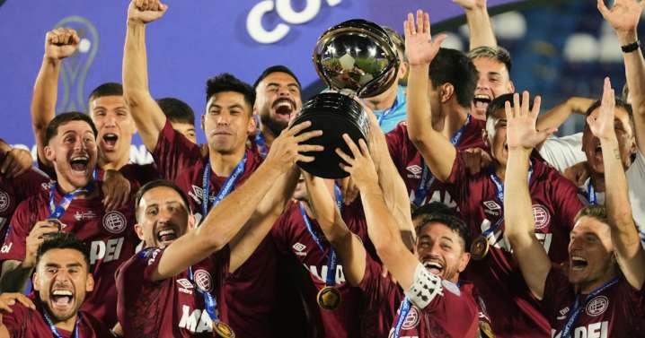 La pasó terrible en Pumas, abandonó la Liga MX cuando pudo y ahora es campeón de la Copa Sudamericana