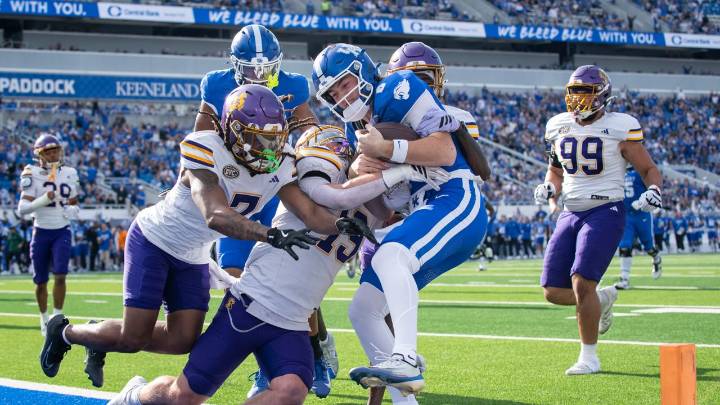 McGowan's three touchdowns power Kentucky to win