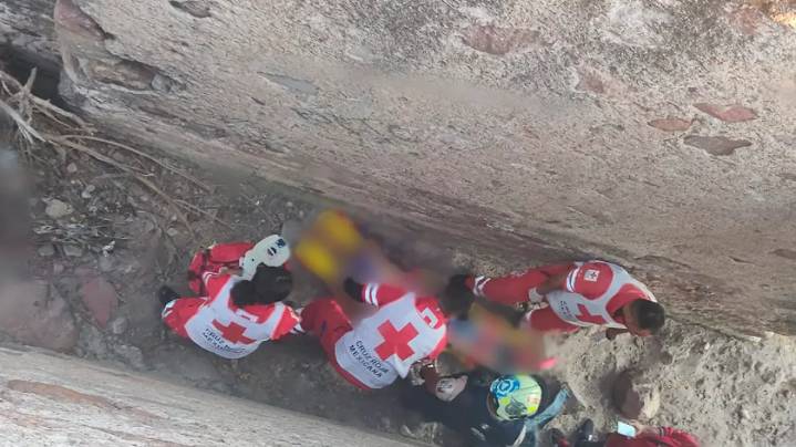 Protección Civil rescata a hombre tras caer a un arroyo en la colonia La Huerta