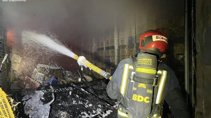 Los bomberos trabajan en la extinción de un incendio industrial en Castellón