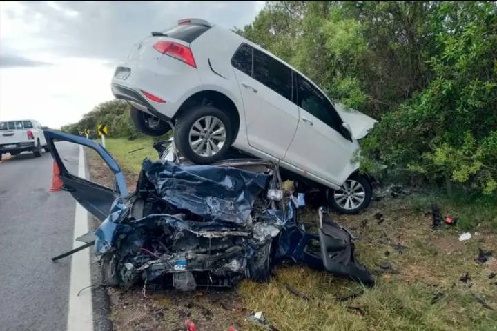 Dos muertos tras impresionante choque en Uruguay: un tercer vehículo era conducido por policía alcoholizado