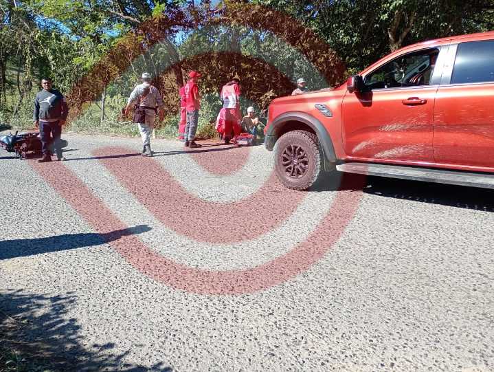 Motociclista herido en choque con camioneta