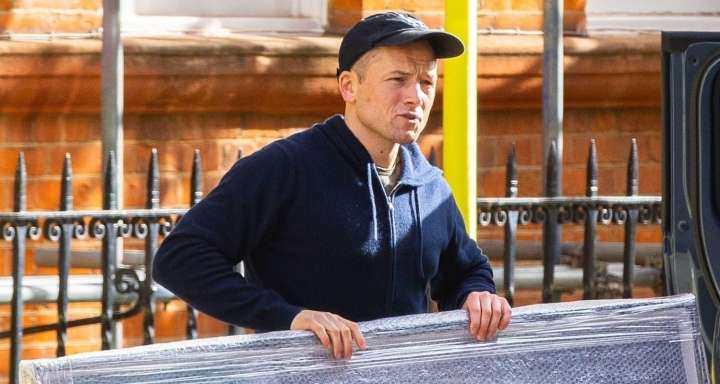 Taron Egerton Picks Up Art from Gallery 19 in London | Taron Egerton 