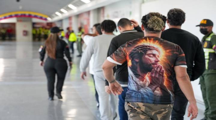 ¡Regreso triunfal! 166 compatriotas aterrizan en el vuelo 83 desde Texas, tras su travesía por el extranjero.