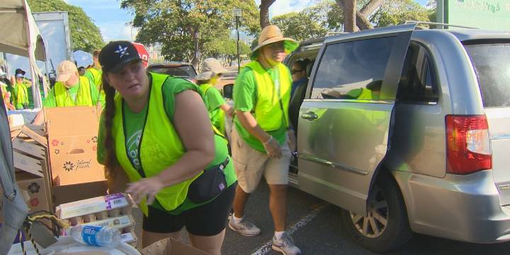 Thousands turn out for Hawaii Foodbank’s largest distribution amid ongoing shutdown