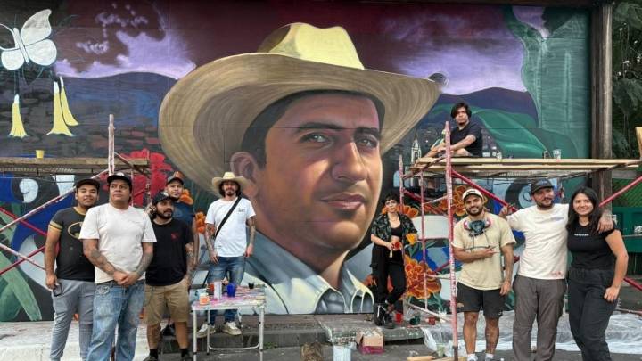 Artistas pintan mural en honor a Carlos Manzo