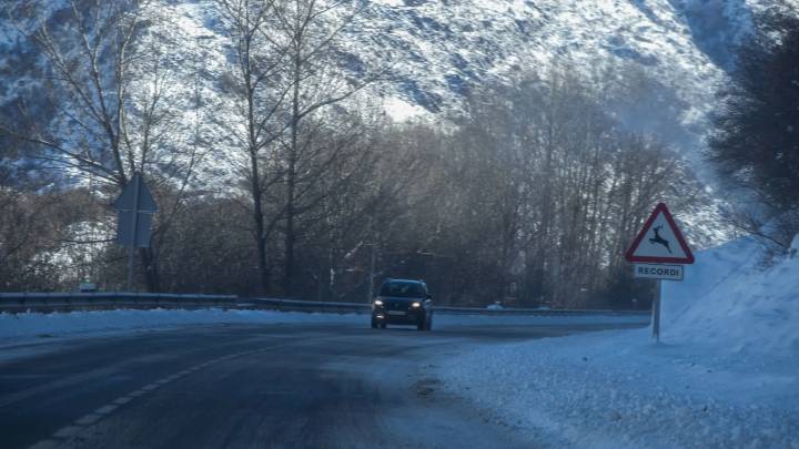 La ola de frío obliga al uso las cadenas en 6 carreteras de Lleida por hielo y nieve en la vía