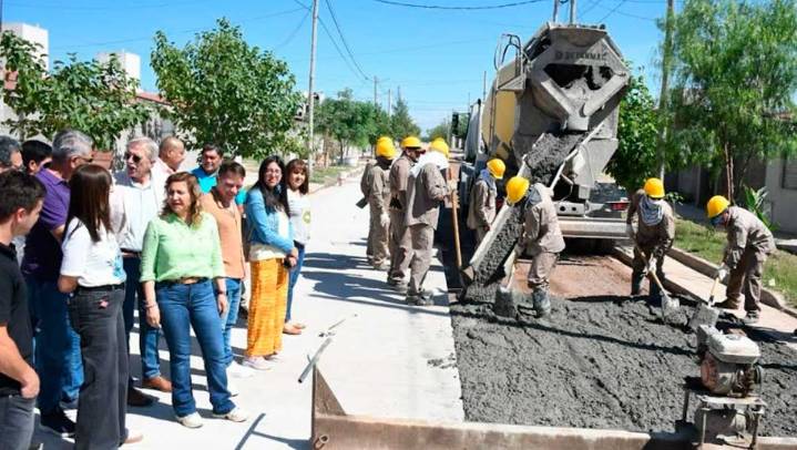 La intendente Fuentes supervisó la obra de pavimentación de 17 cuadras en el barrio Sixto Palavecino