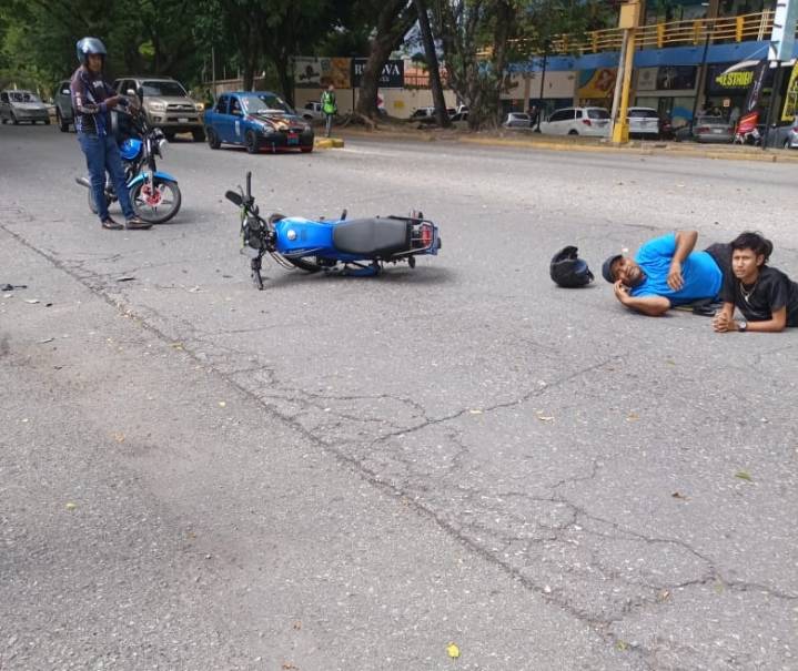 Dos heridos tras accidente de motocicleta en la avenida Sucre
