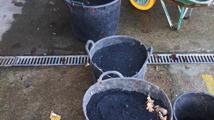 Los residuos de caucho del campo del Tragamón: en cubos y sin que nadie se los lleve