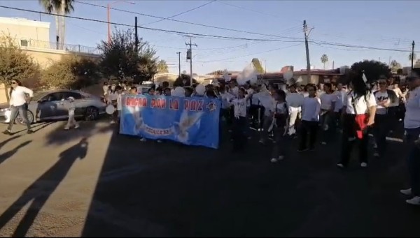 Marchan por la paz, alumnos, padres y maestros de la secundaria 52