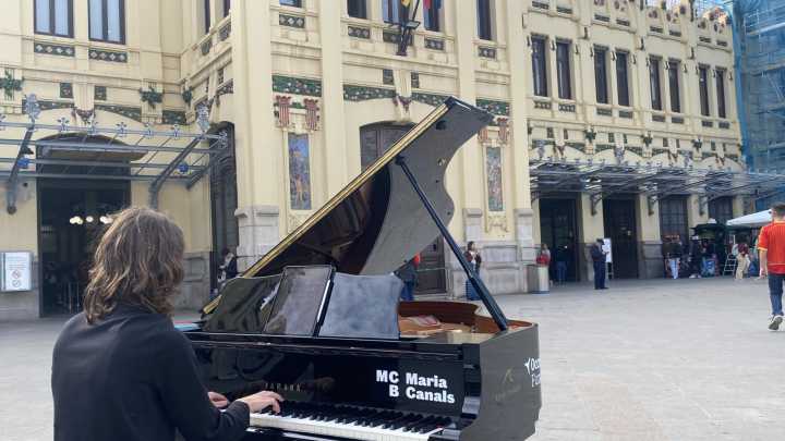 Valencia amanece con ocho pianos de cola en sus calles: Dónde están y quién puede tocarlos