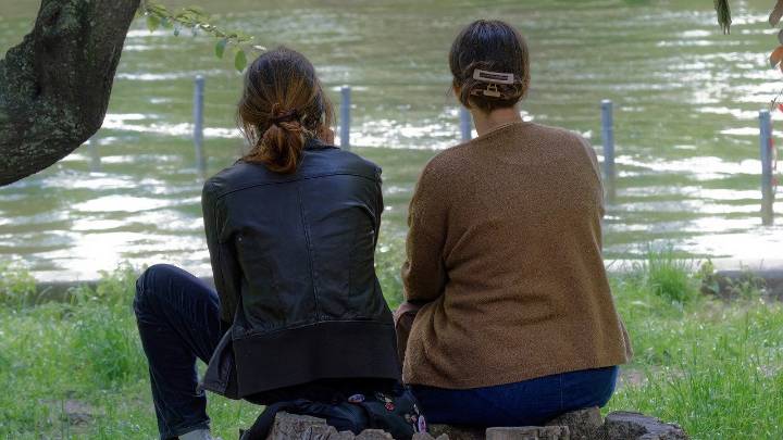 Cuando se acaba la amistad: el ensayo que reflexiona sobre un duelo del que no se habla