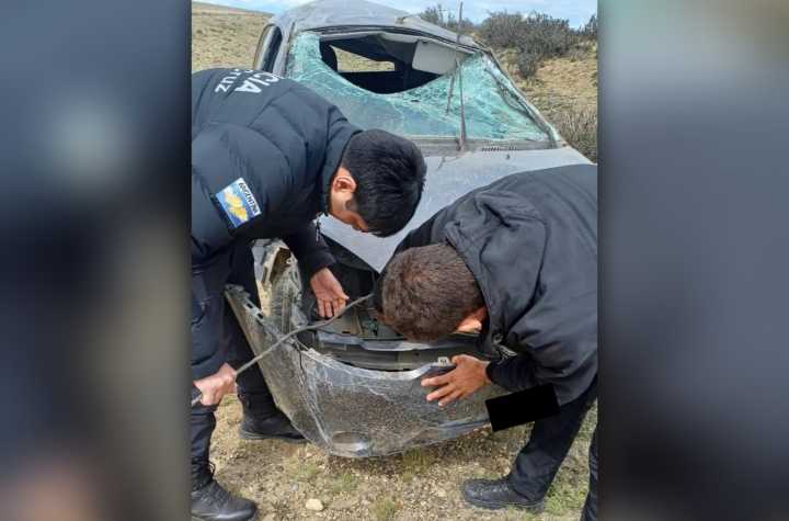 Una mujer volcó cerca de Piedra Buena y fue trasladada al hospital por el gobernador Claudio Vidal