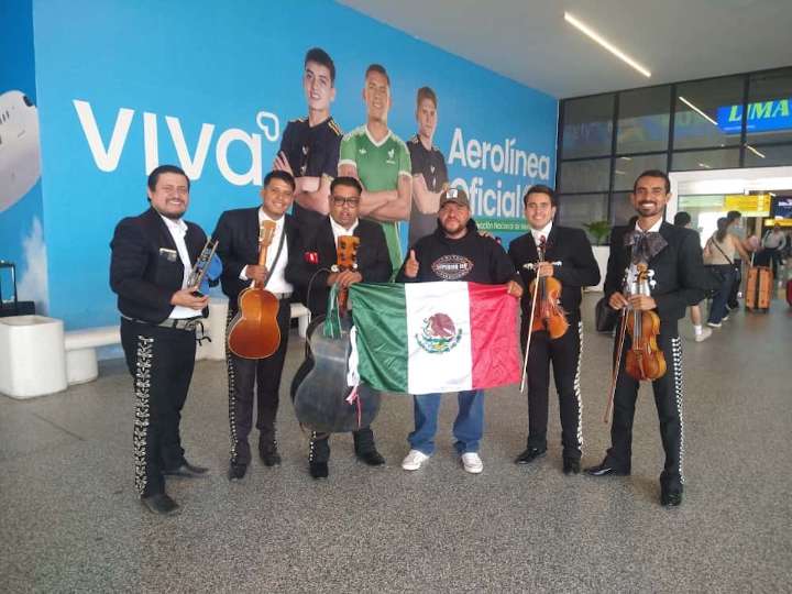 México abraza a lavacarros que regresa deportado