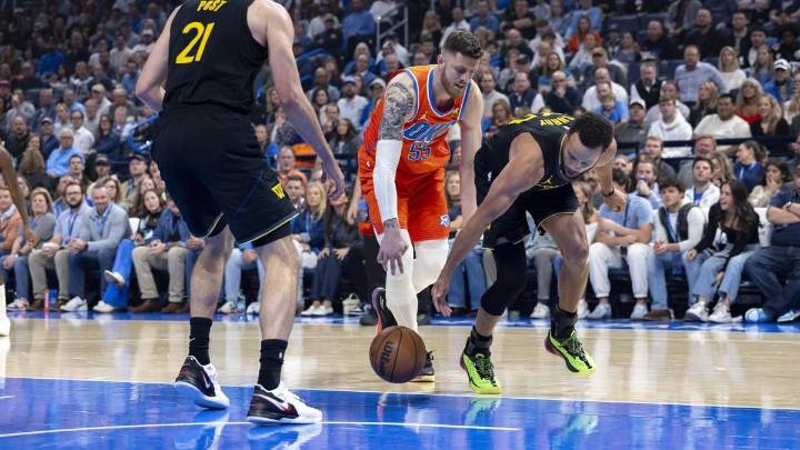 Warriors’ Steph Curry commits first flagrant foul of NBA career