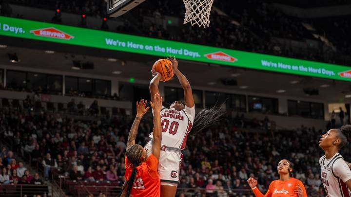 Edwards' 24 points lead No. 2 South Carolina to a 114