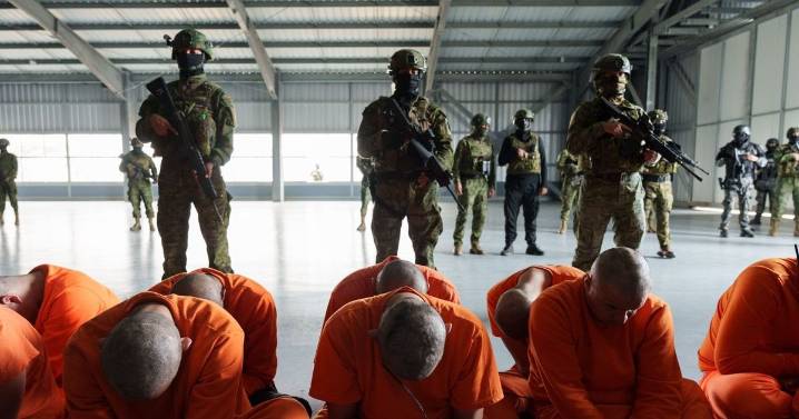 Presidente de Ecuador anuncia traslado de 300 presos a nueva prisión de máxima seguridad