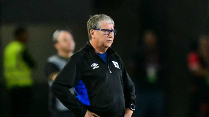 Ambiente tenso con 'Bolillo' Gómez en El Salvador: fuerte cruce con un fanático que lo increpó a las afueras del hotel en Panamá