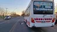 Un abuelo iba en bicicleta, fue embestido por un colectivo y está grave