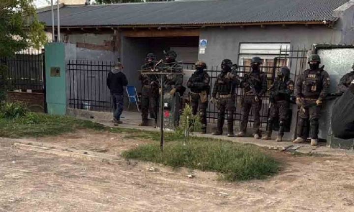 Allanan la casa del "Rey de las Picadas"