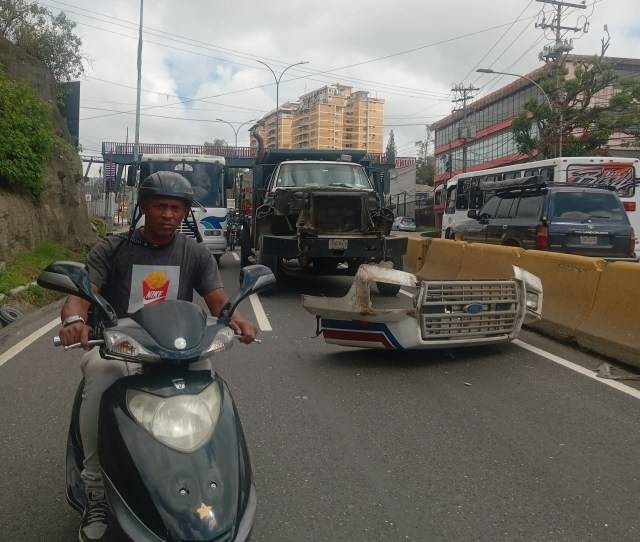 Colisión entre autobús y camión genera fuerte retraso en la Panamericana este viernes
