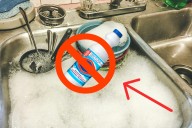 La peligrosa razón por la que nunca debes mezclar jabón para trastes con cloro, a pesar de lo que tu familia diga