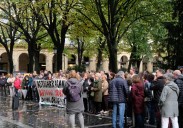 Los vecinos de Astigarraga se concentran en Donostia para protestar por el servicio de autobús