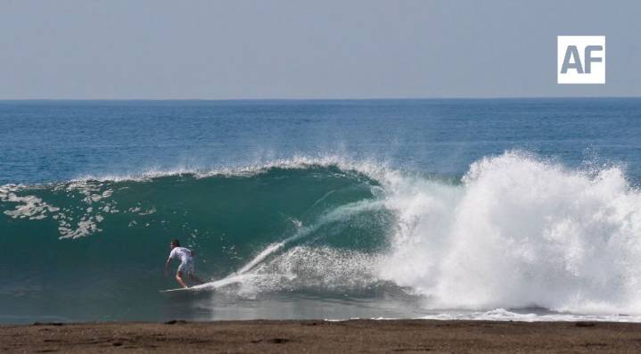 Con gran oleaje se realiza el Clásico de Surfing Pascuales 2025, este fin de semana en Tecomán