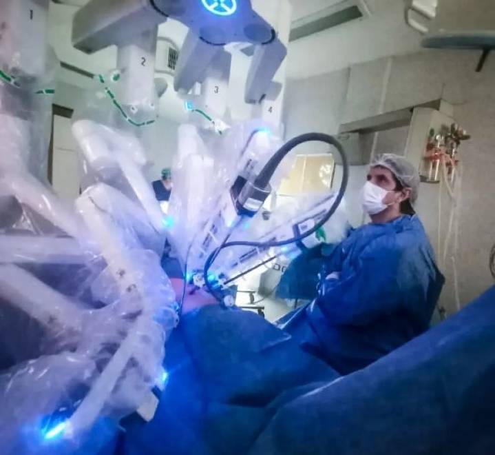 El Robot Da Vinci marca un antes y un después: primera cistectomía radical robótica realizada en el Hospital Madariaga