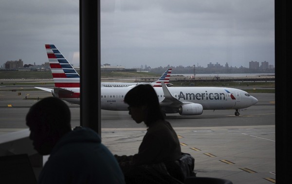 Pasajeros aéreos enfrentan frustración luego que EU ordena más recortes de vuelos