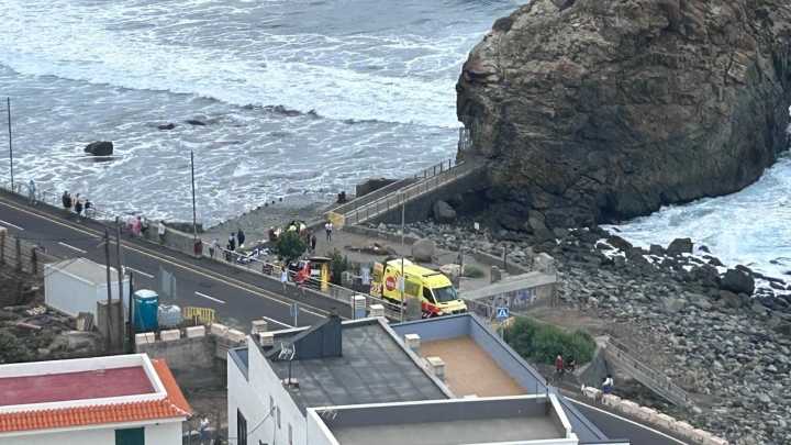 Dúas persoas morreron e quince quedaron feridas en varios accidentes por golpes de mar en Tenerife