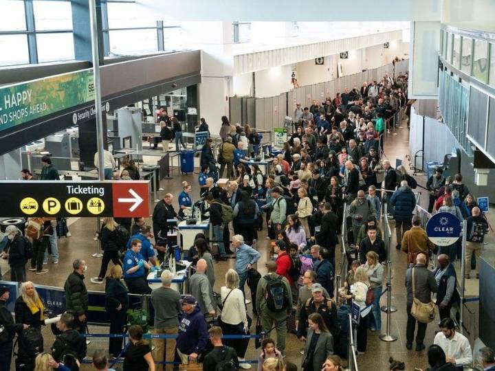 Hundreds more US flights cancelled as travel chaos continues