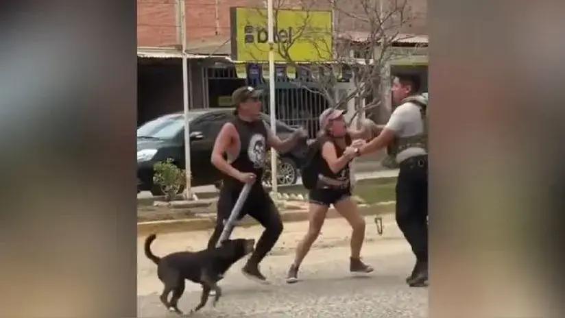 Dos ciudadanos extranjeros son captados agrediendo a un policía que intentó intervenirlos en Máncora [VIDEO]