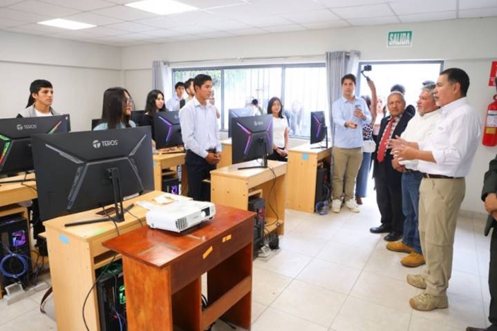 Ministro Jorge Figueroa: institutos de educación superior son prioridad del Gobierno
