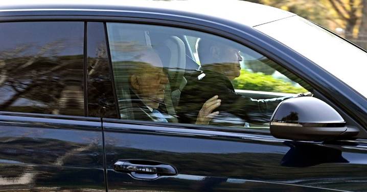 Don Juan Carlos llega al Palacio de El Pardo para celebrar en familia el 50 aniversario de su proclamación