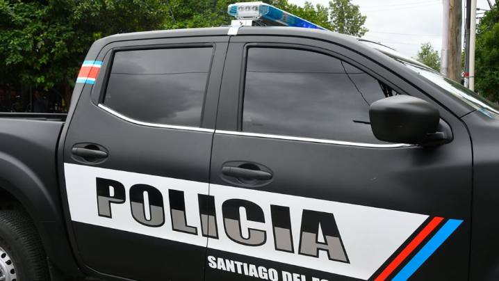 Le dio una paliza a su novia cuando lo encontró con dos mujeres filmando contenido sexual