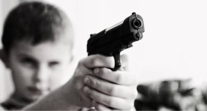 Escuelas enseñarán a estudiantes desde 5 años a utilizar armas en EEUU