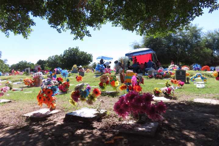 Visitan a sus familiares y amigos en cementerios este Día de Muertos #Mexicali