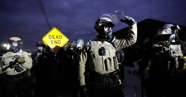 ‘¡Hay un bebé atrás!’ Patrulla Fronteriza se lleva a niña de un año tras arrestar a su padre en Los Ángeles