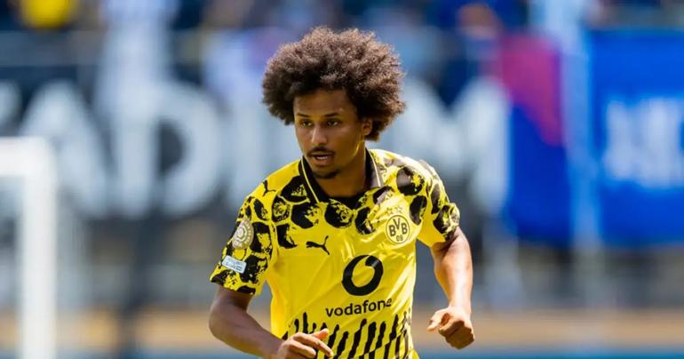 Multan a futbolista por portar arma de fuego