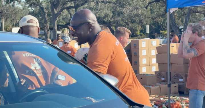 WWE star Titus O'Neil helps provide Thanksgiving meals in Tampa Bay