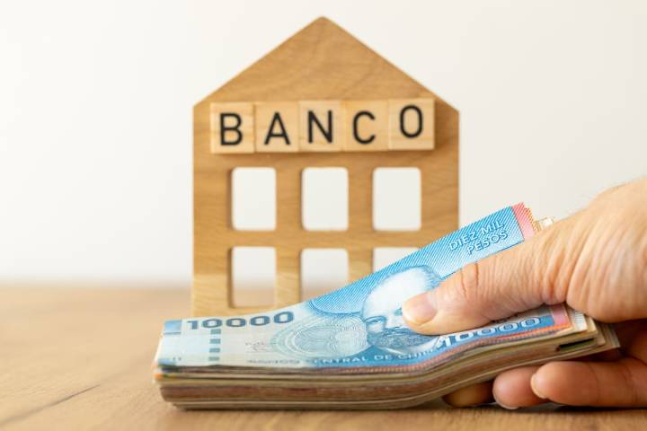 Banco chileno toma medida histórica y anuncia sueldo mínimo de $1,1 millones