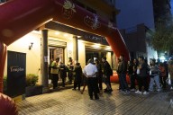 Largas filas para visitar más de 100 templos porteños durante la noche