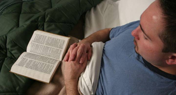 Salmo para dormir tranquilo y en paz: oración poderosa para descansar profundamente