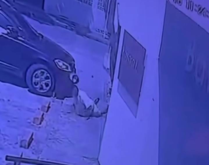 Cámaras de seguridad captan el momento en el que una pareja ingresa a un edificio a robar haciéndose pasar por compradores de un apartamento