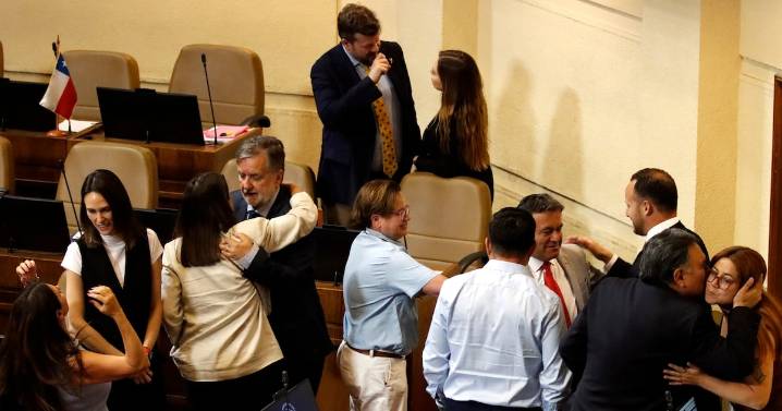 Abrazos y condolencias: La travesía por el desierto que iniciaron los diputados que dejan el Congreso