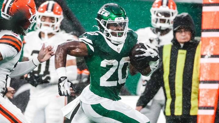 Jets RB Breece Hall Poised to Eclipse 3,000 Rush Yards in Week 11 Game