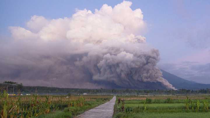 Erupción del volcán Monte Semeru en Indonesia obliga a evacuar aldeas
